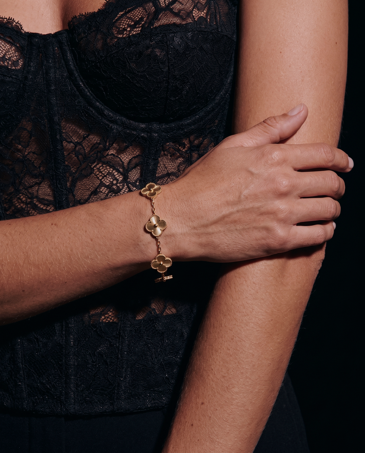Bracelet with 5 clovers GOLD